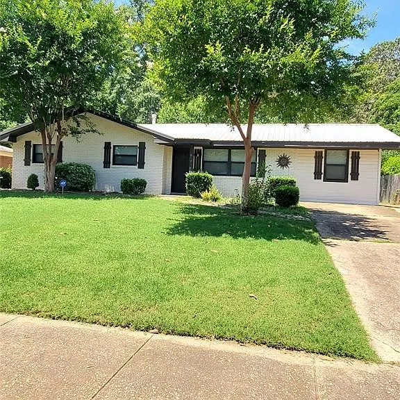 860 Greg Dr — Photo 1