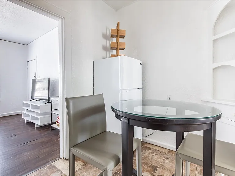 320 W Canty St #4 — Photo 7