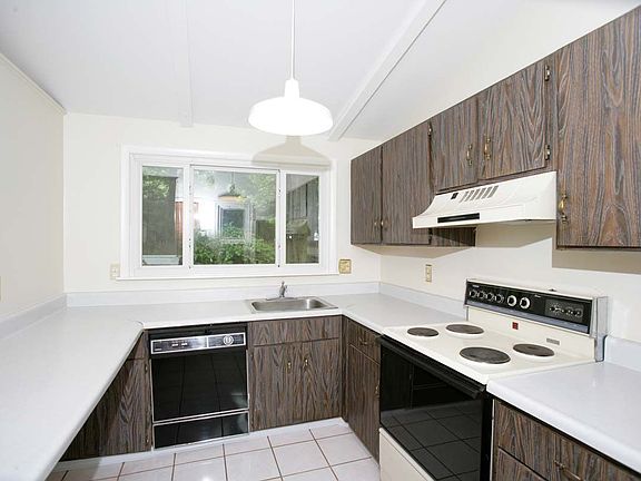 Kitchen with Breakfast Bar