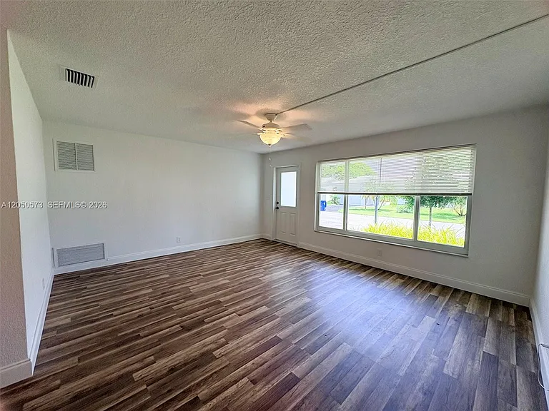 140 NW 27th St — Photo 3