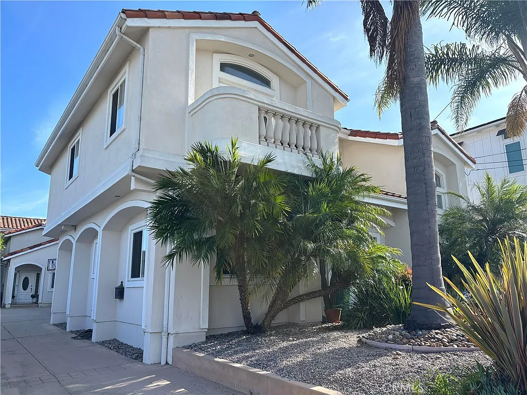 4 bed, 2.5 bath, 2575 sqft, $7,300 — Photo 2