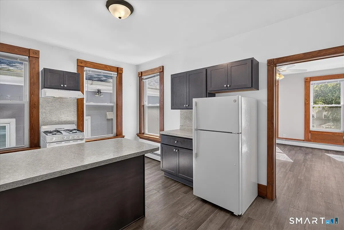 2 bed, 1.0 bath, 850 sqft, $2,075 — Photo 2