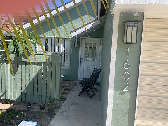 2nd image of 1602 SE Gainswood Ct