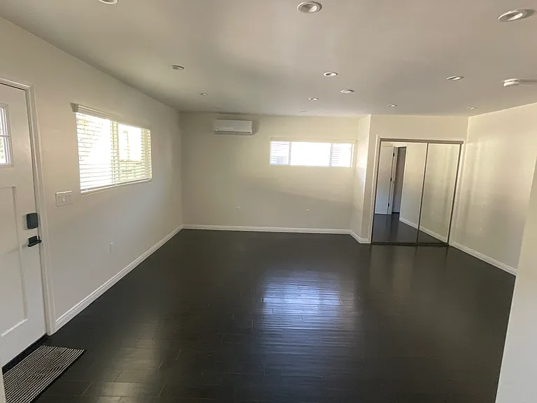 15233 Camarillo St #2 — Photo 7
