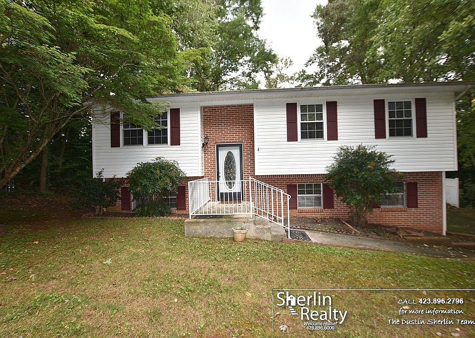 1st image of 271 Carriage Ln NE