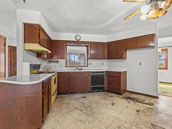 3rd image of W135S6493 Windsor ROAD