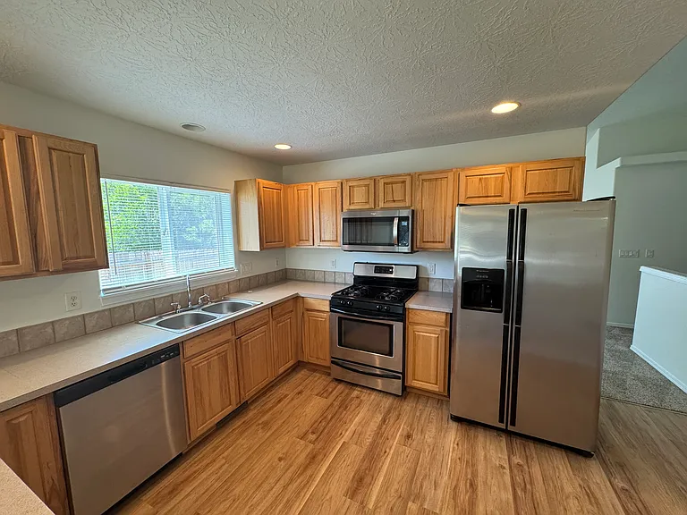 933 Pioneer Dr — Photo 5