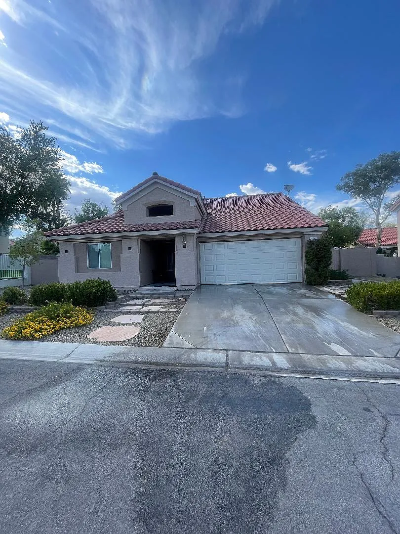 3 bed, 1391 sqft, $2,200 — Photo 1