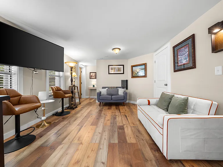 26 Hanover St #B — Photo 4