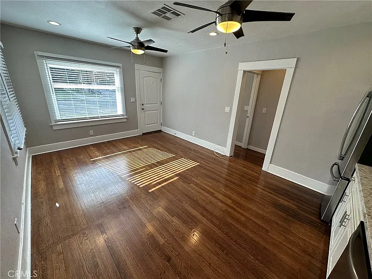 633 W Maple Ave — Photo 13