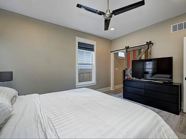 Master Bedroom (Downstairs)