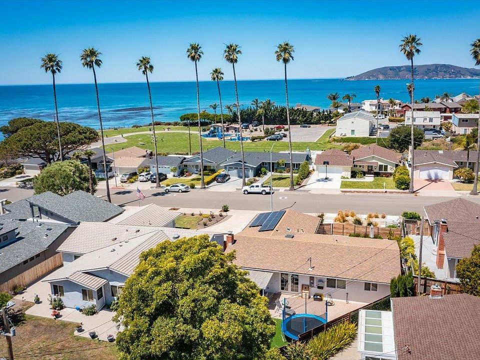 Seacliff Drive is the only street in the neighborhood completely lined with palm trees. Spyglass park is 3 minute walk.