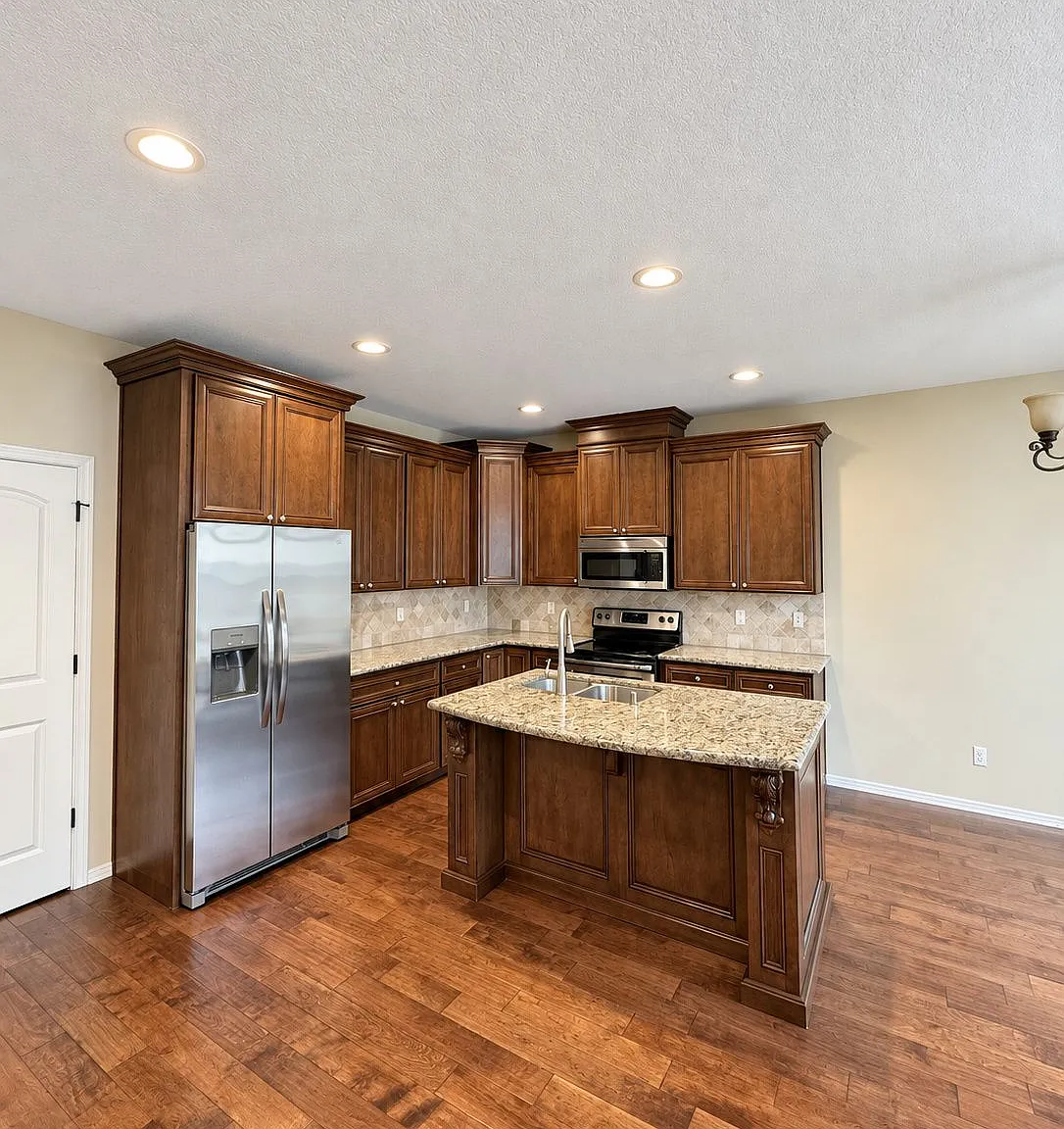 3 bed, 2.0 bath, 1720 sqft, $2,500 — Photo 3