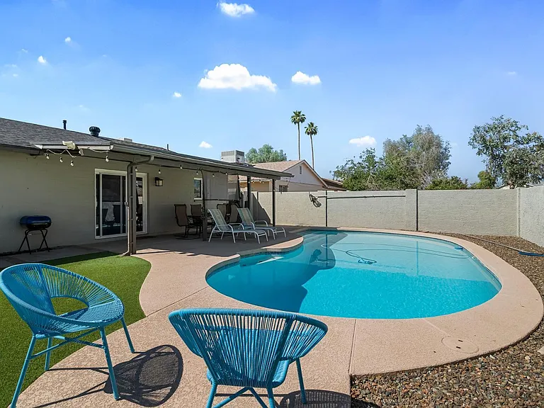 208 E Oxford Dr — Photo 25