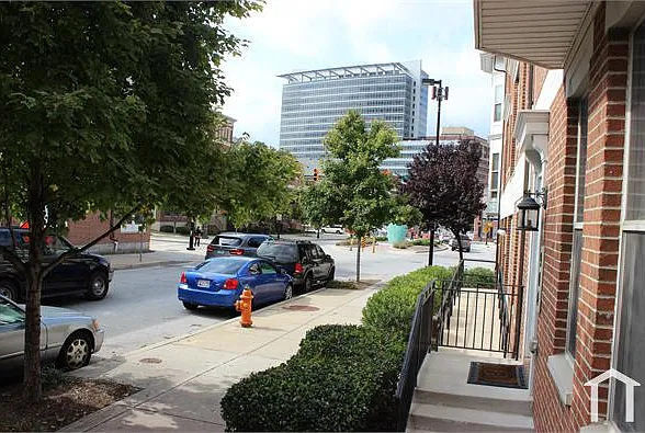 906 E Lombard St — Photo 36