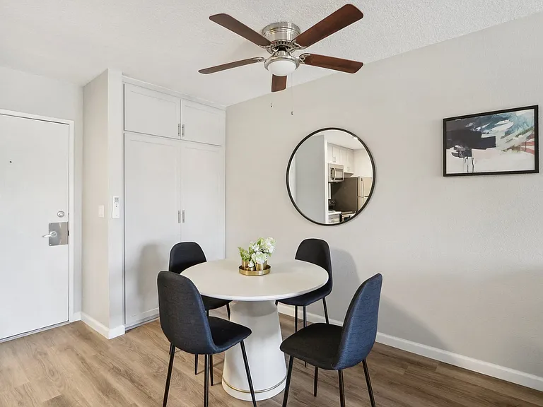 San Regis Apartments — Photo 18