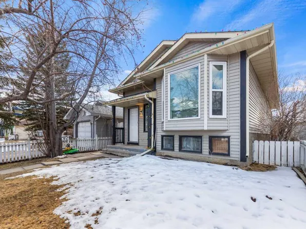 15 N Erin Green Way SE, Calgary, AB T2B 3C2