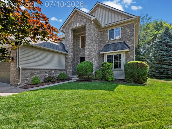 23003 Waterview Dr, New Boston, MI 48164