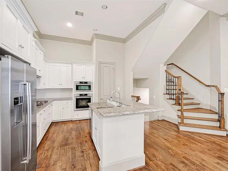 308 W Bell St — Photo 22
