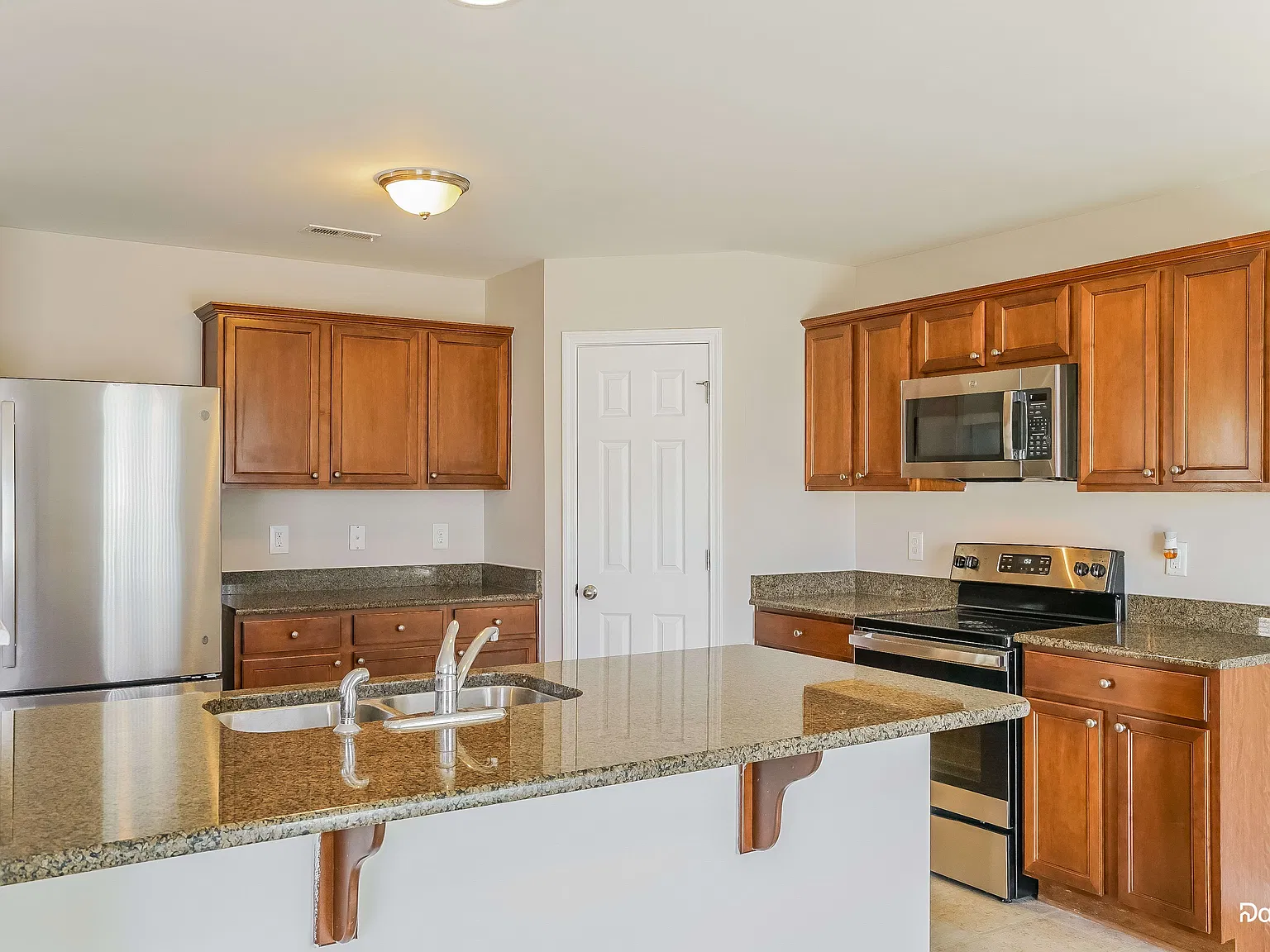 3 bed, 2.5 bath, 2392 sqft, $2,310 — Photo 4