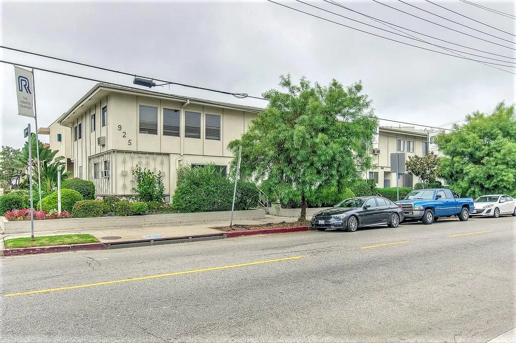 S Barrington Ave, Los Angeles — Photo 1
