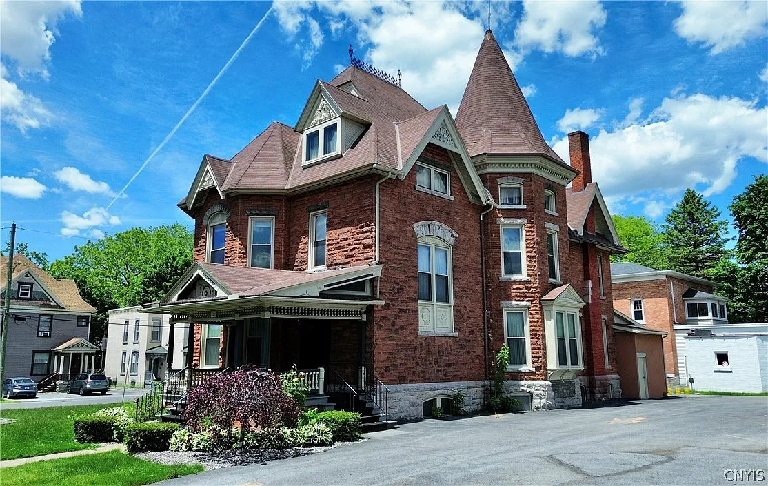 5 bed, 2.0 bath, 6375 sqft, $3,800 — Photo 1