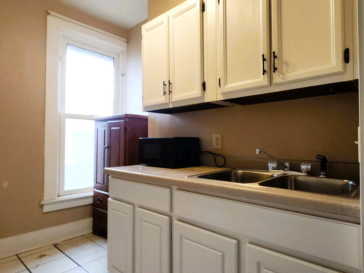 3 bed, 1000 sqft, $1,350 — Photo 3