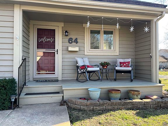 3rd image of 64 SW Pepper Tree Ln