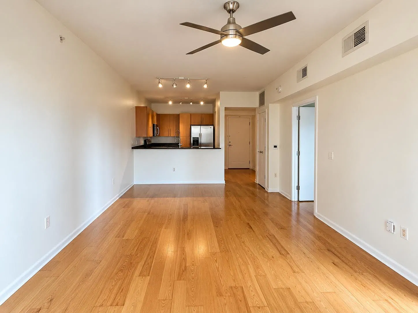 54 Rainey St — Photo 4