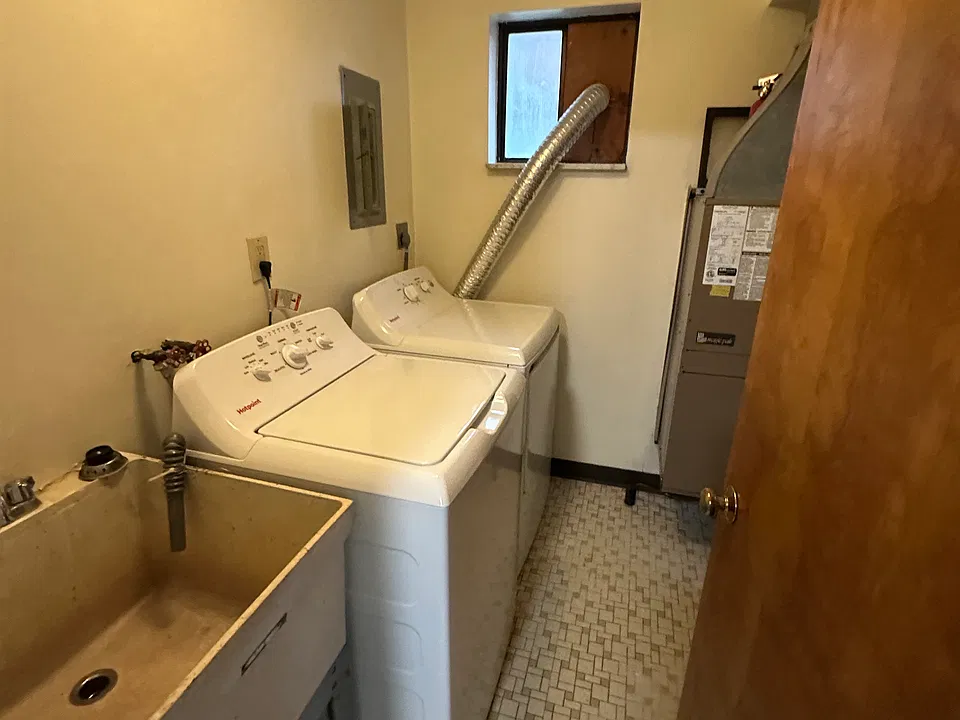 235 Singer Ave #4