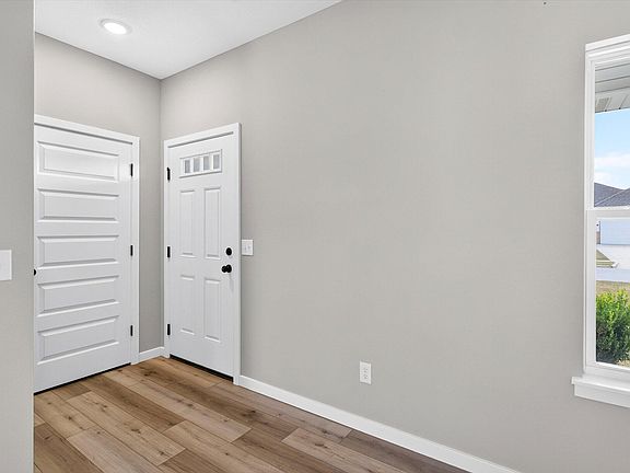 5th image of 887 S Parkside Circle