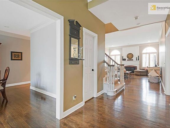 3rd image of 308 Camelot Dr
