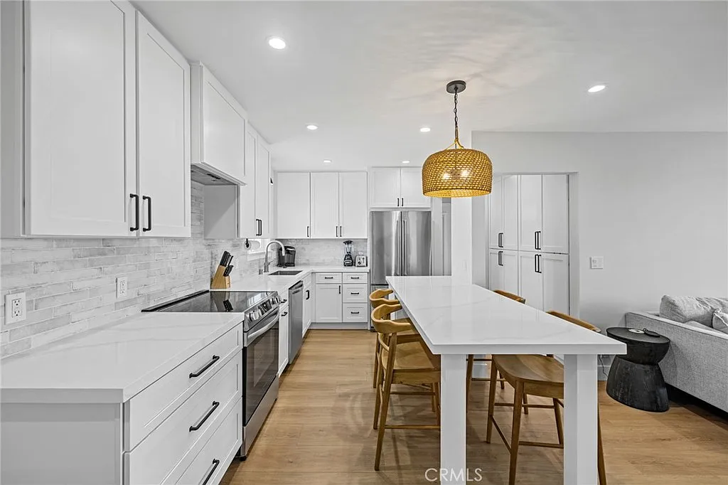 2 bed, 879 sqft, $6,950 — Photo 4