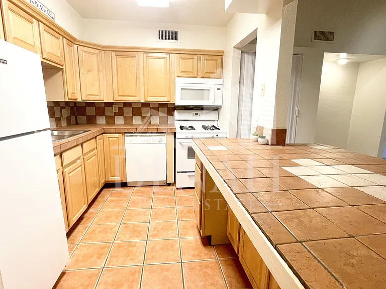 3750 N Country Club Rd #6 — Photo 8