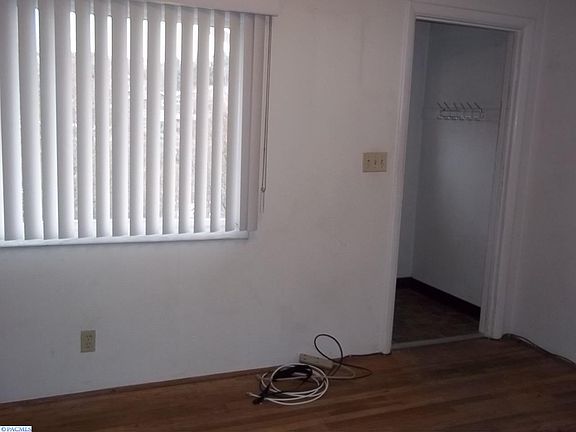 3rd image of 620 SE Rocky Way Dr