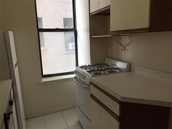 2nd image of 257-259 W 93rd St #2A