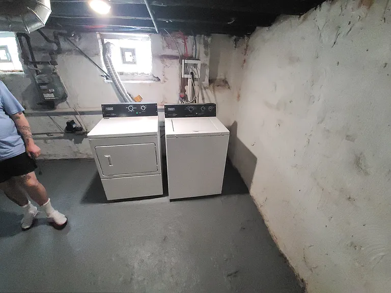 835 Livingston St — Photo 15