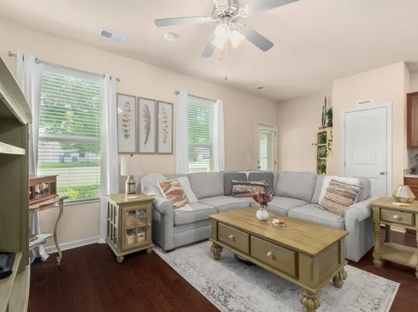 4010 Cannonsgate Ln, Murfreesboro, TN 37128