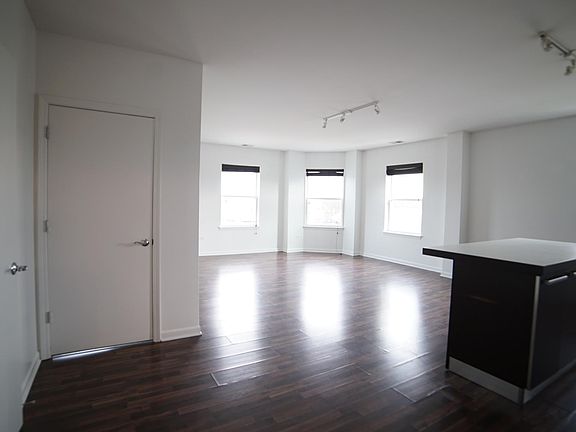 3rd image of 1542 W Glenlake Ave #5C