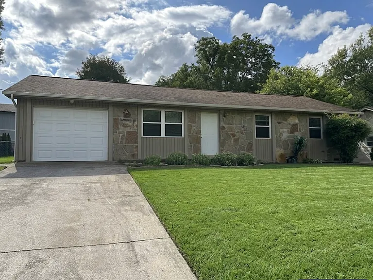 1129 Roswell Rd — Photo 1