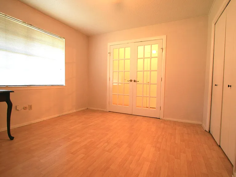 403 Southmoor Dr — Photo 8