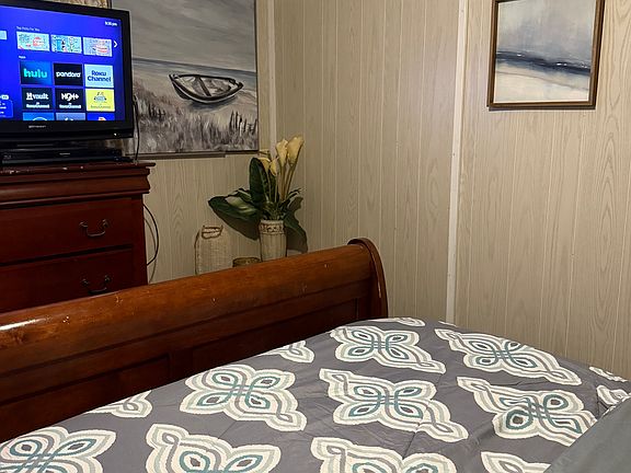 Bedroom / Queen size bed