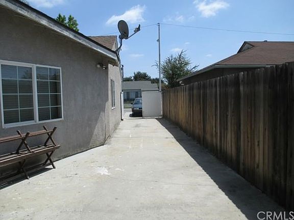 RV PARKING. LONG DRIVEWAY FOR MULTIPLE CARS