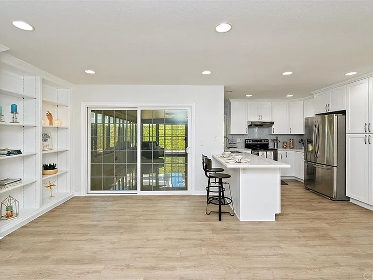 13043 Espinheira Dr — Photo 5
