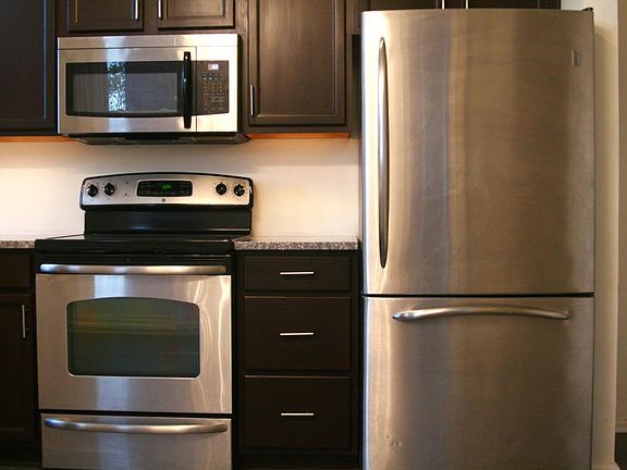 Stainless steel appliances, undermounted lighting, granite c