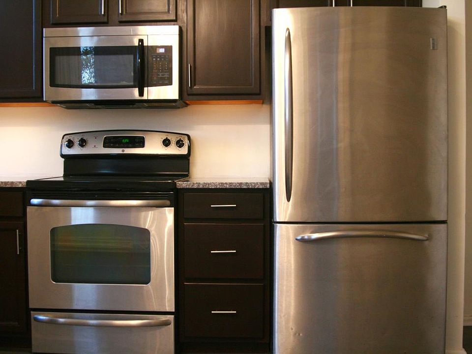 Stainless steel appliances, undermounted lighting, granite c