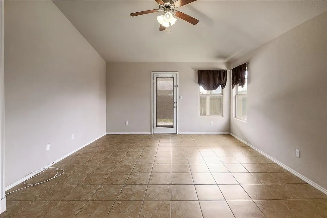 3 bed, 2.0 bath, 1925 sqft, $2,195 — Photo 4