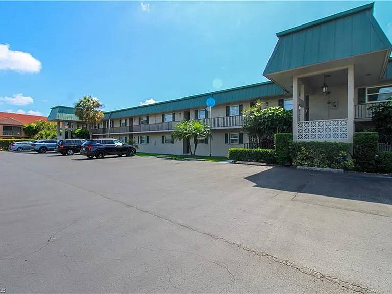 600 Valley Stream Dr #F9 — Photo 4