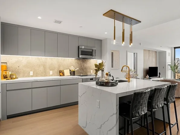 55 Lagrange St #1703, Boston, MA 02116