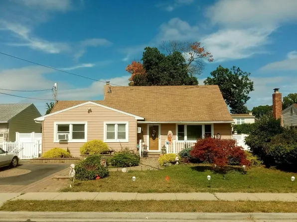 151 Maple St, Massapequa Park, NY 11762